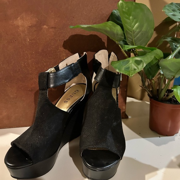 🎱 Stunning Black Guess Wedges - Picture 2 of 2